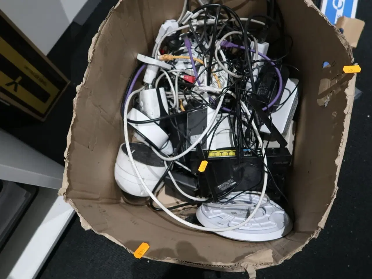 Billede 3 - Kasse med overvågningudstyr m.m.