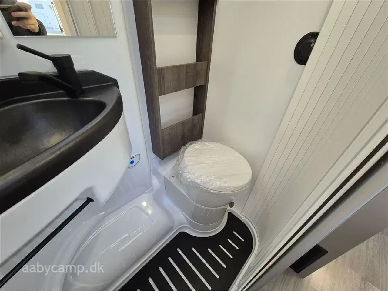 Billede 18 - 2026 - Benimar Tessoro   Nk Pakke. 8 trins Automatgear. 200W solceller. Webasto Dieselfyr. Kompressor køleskab. Køjer bag og sænkeseng Foran.