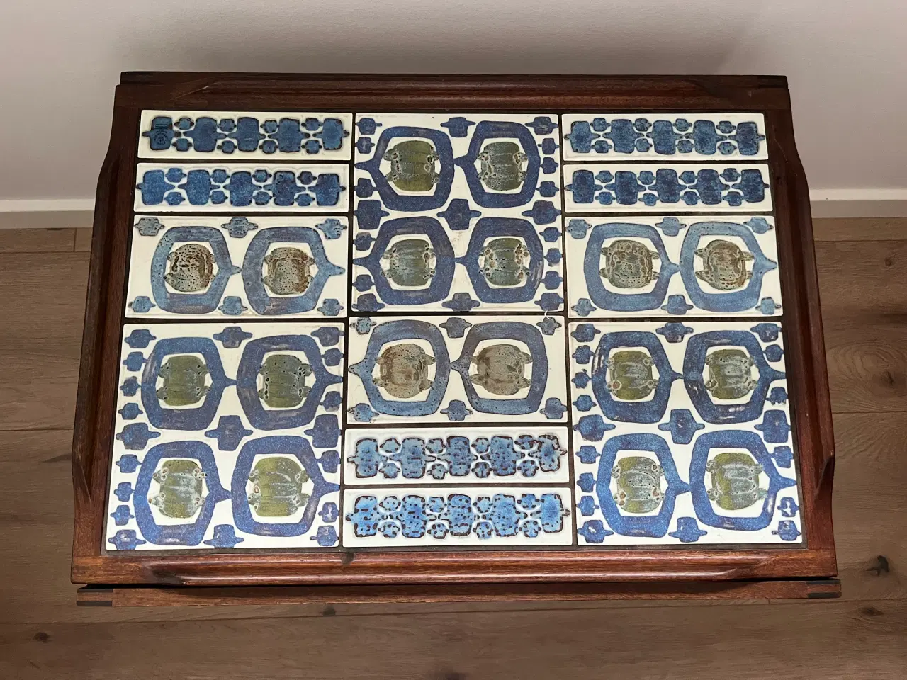 Billede 4 - Bakkebord med glaserede kakler