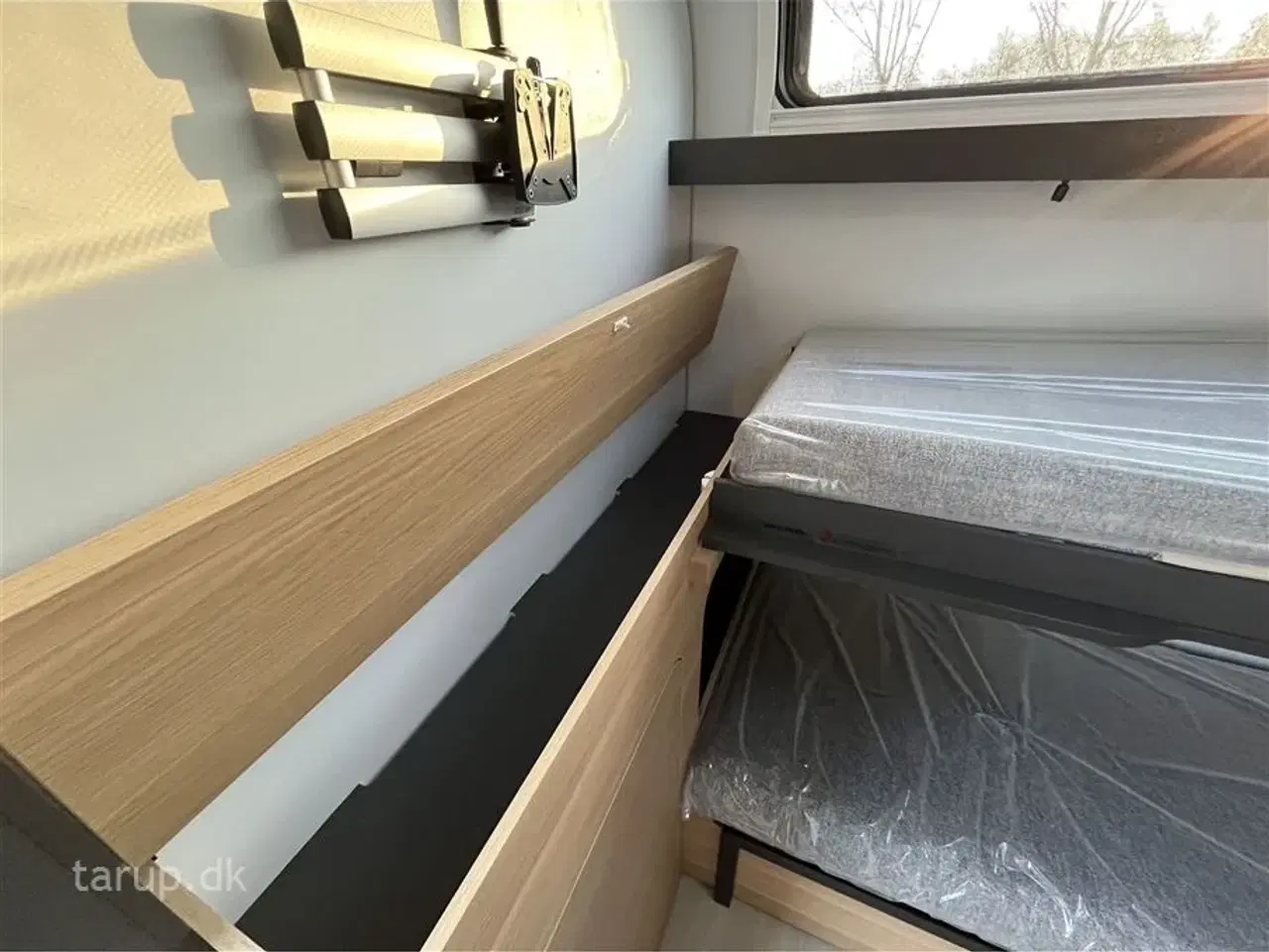 Billede 13 - 2026 - Adria Adora 613 PK Teen Køjesenge (3) og dobbeltseng, rund-siddegruppe og L-sidegruppe, SmartBox opbevaring, Truma Combi 6E, el-gulv-varme, 142 l. stort køleskab m/ frys
