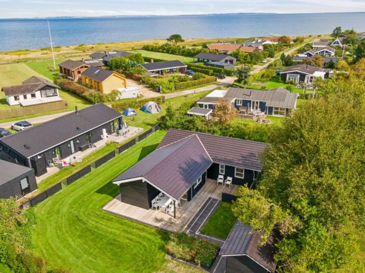 Billede 1 - Charmerende sommerhus- tæt på strand, ro og livskv
