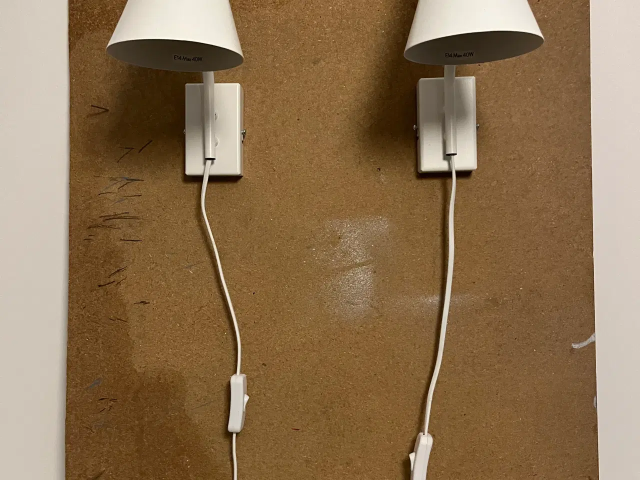 Billede 1 - 2 hvide væg lamper / lampet 
