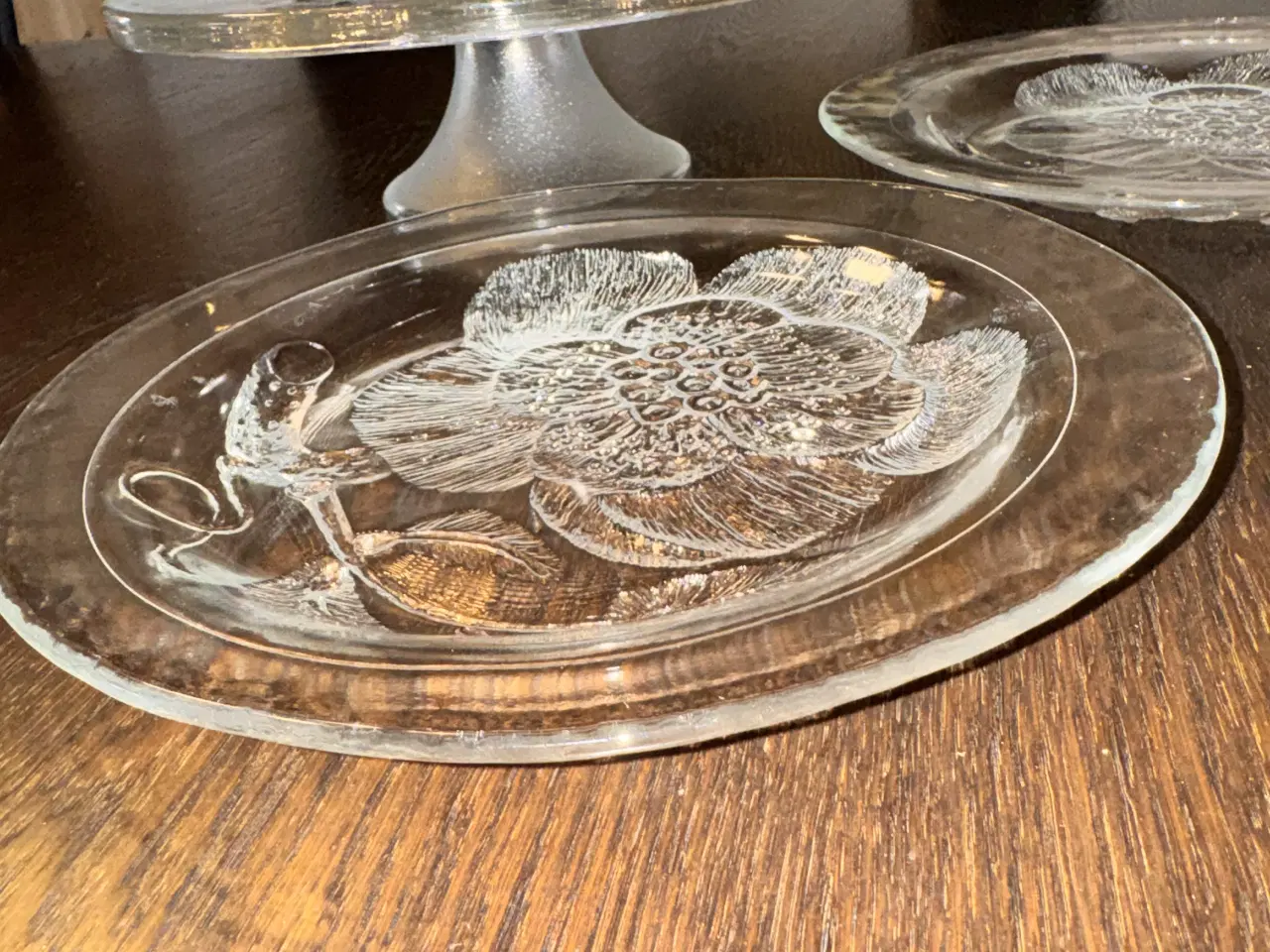 Billede 2 - Smukke glasfade med blomsterrelief