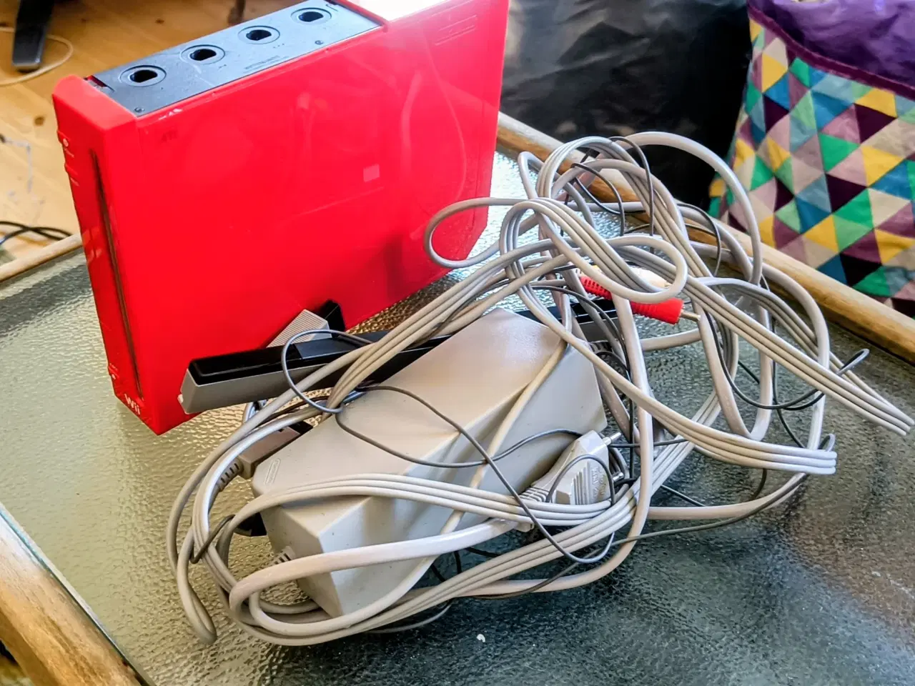 Billede 3 - Rød Nintendo Wii med alle kabler og sort controlle