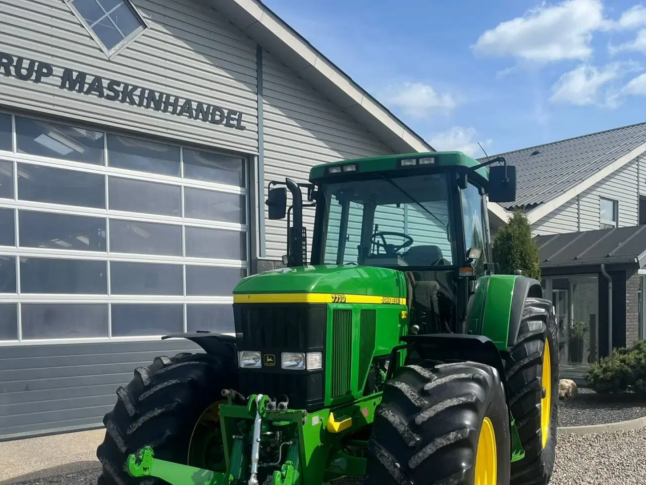 Billede 9 - John Deere 7710 8.1L motor, store hjul og frontlift. En ejeres velholdt gård traktor.