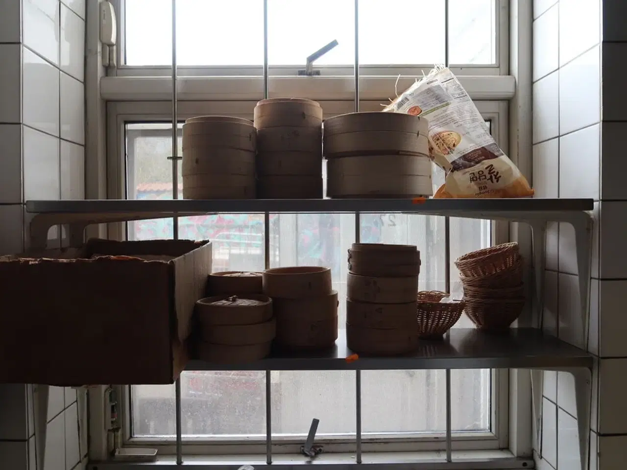 Billede 2 - 2 stk. rustfri stålhylder med indhold