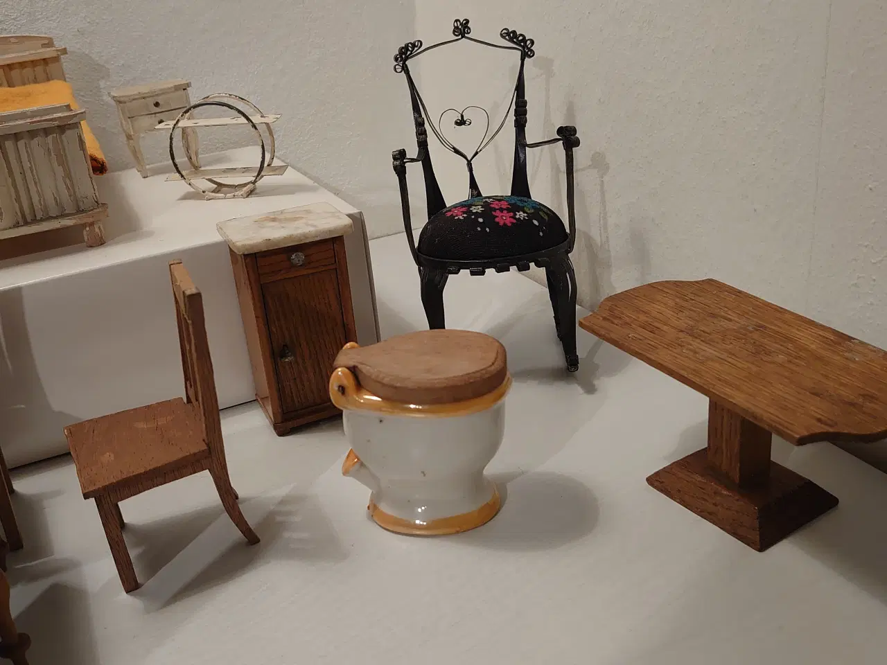 Billede 6 - 29 dele dukkehusmøbler i træ og blik. Ca.1930-40.