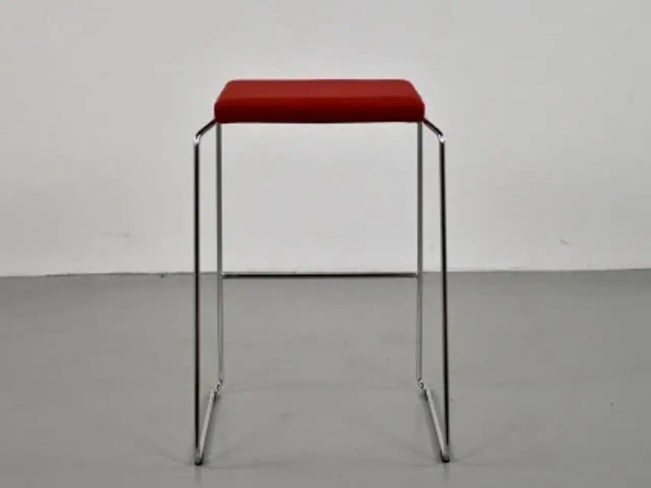 Billede 3 - Savir gate barstol med rødt polster på sædet og på krom stel