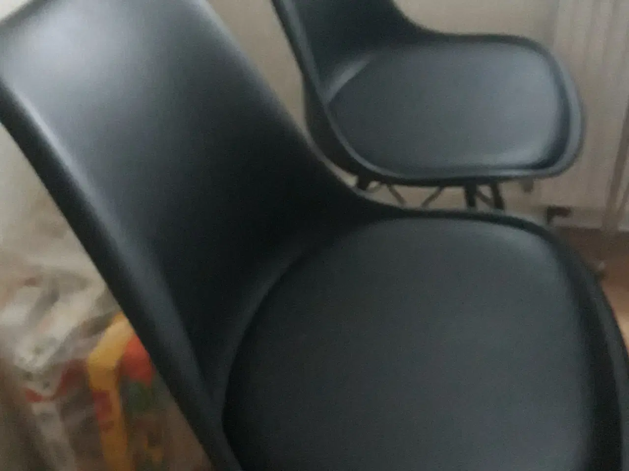 Billede 9 - Køkkenbord og 4 stole 