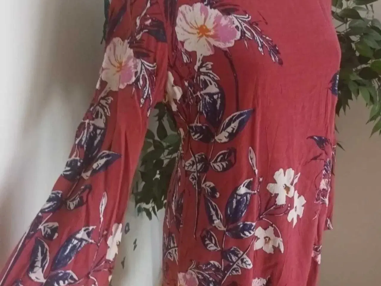 Billede 5 - Kjole. Gestuz. Large/40