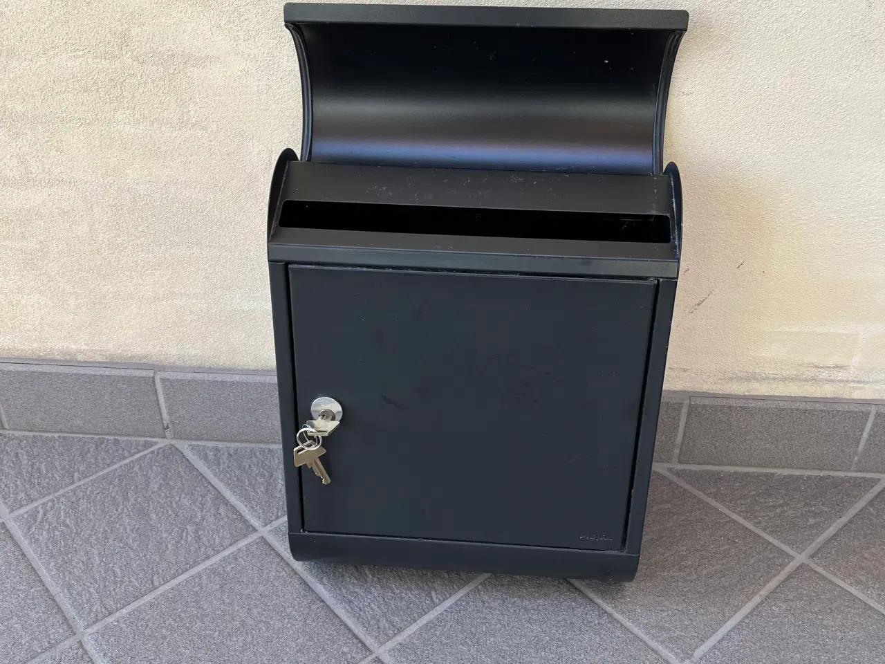 Billede 1 - Postkasse sort med to nøgler 