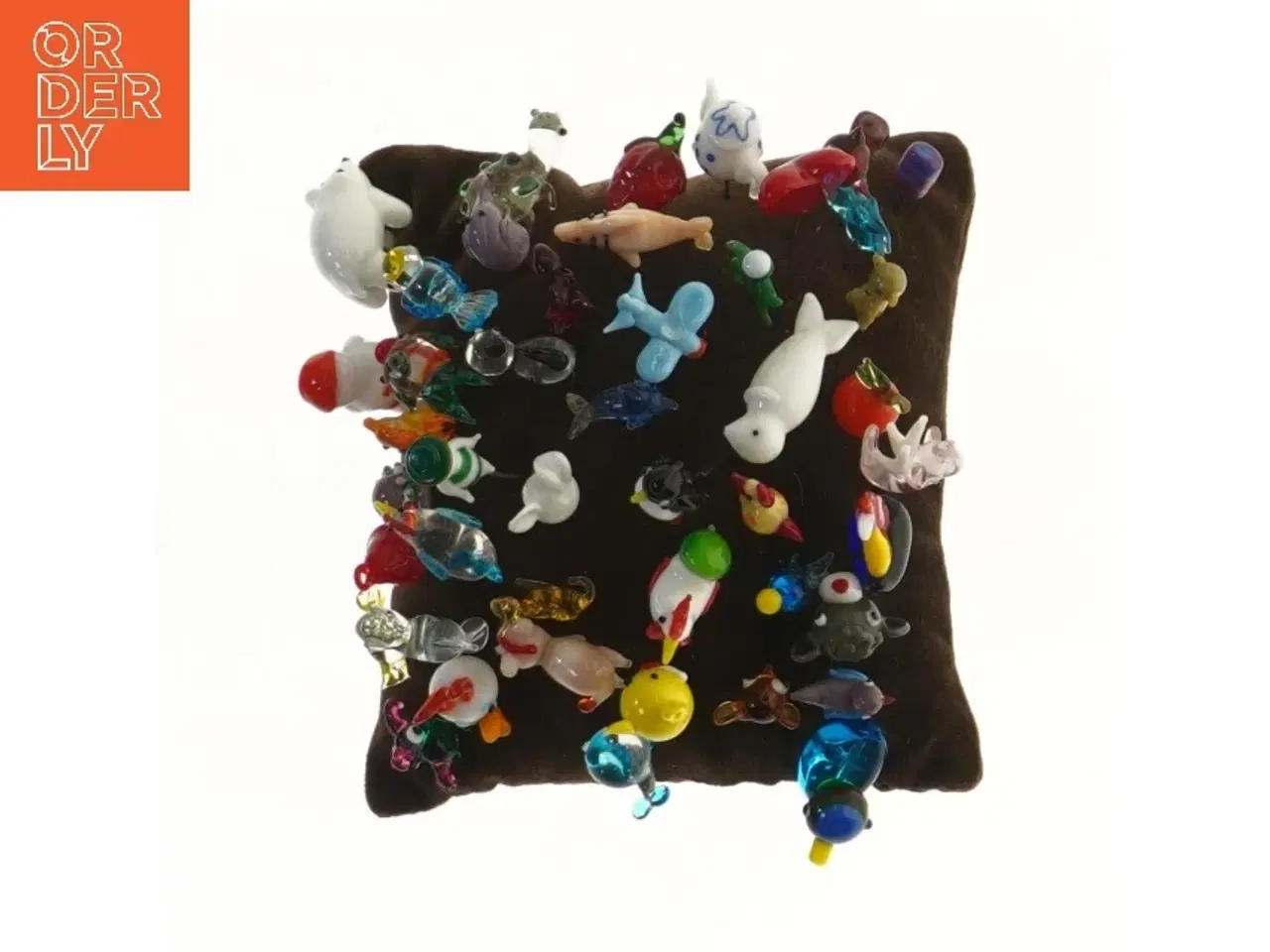 Billede 2 - Samling af nipsenåle på pude (str. 15x15 cm)