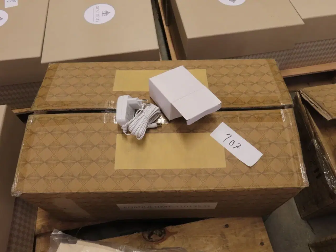 Billede 1 - Kasse med oplader