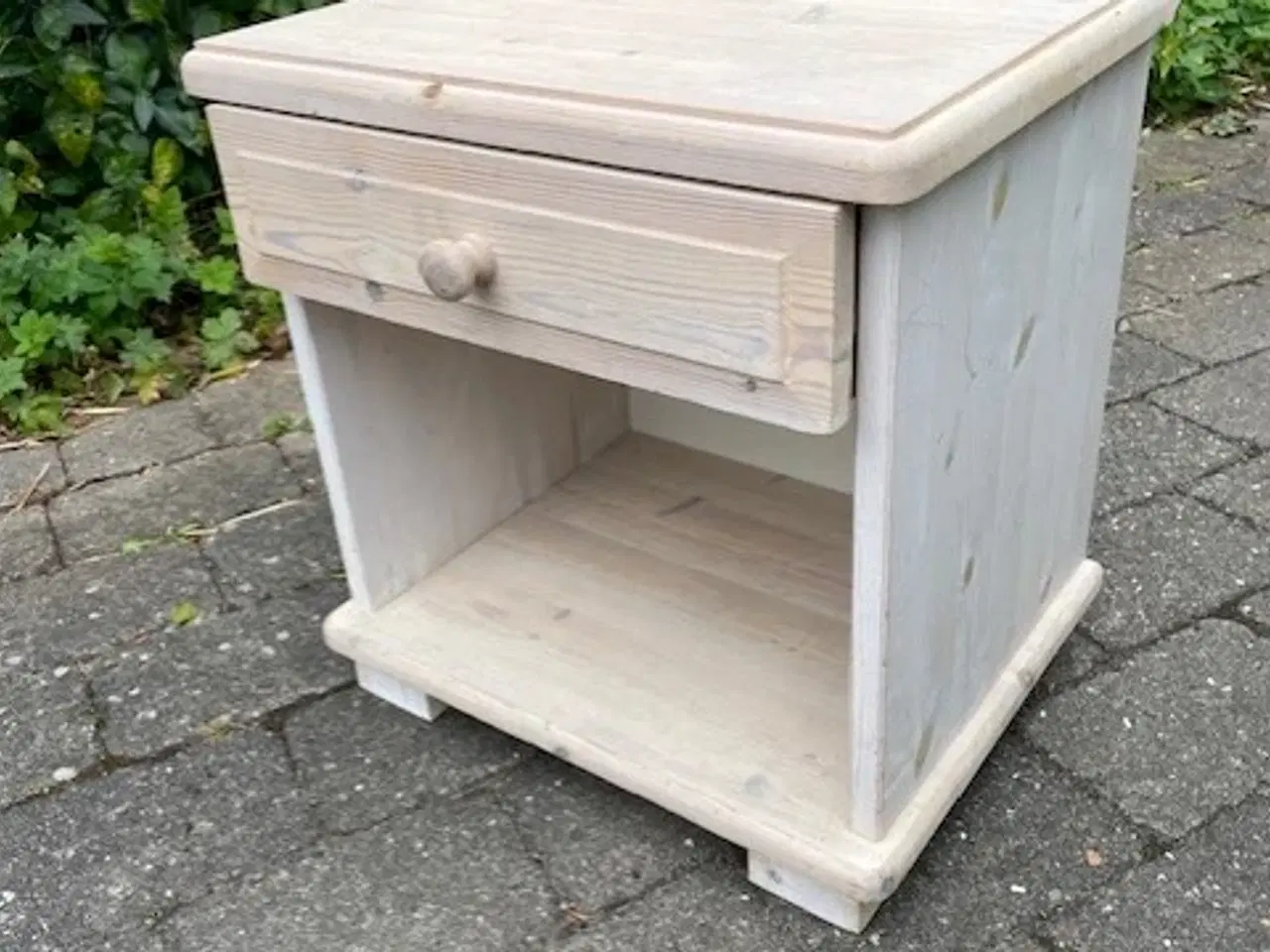 Billede 1 - Sengebord i Fyrretræ