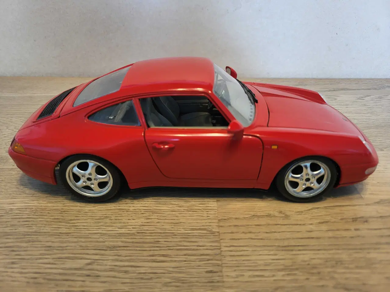 Billede 3 - Modelbil: Porsche 911 Carrera 1993.  Skala 1/18.