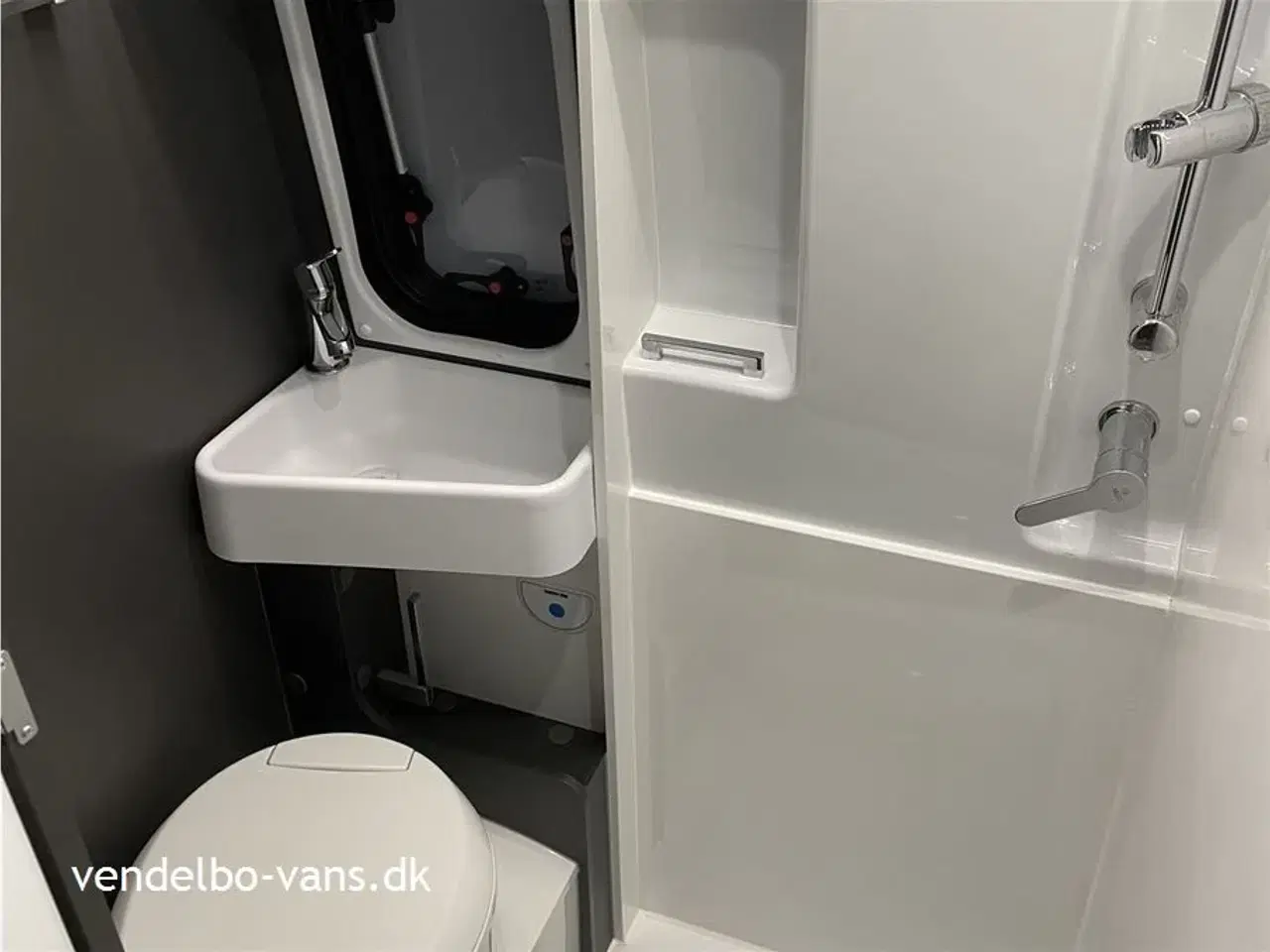 Billede 10 - 2022 - McLouis Menfys Van 03 S-Line   Campervan med dobbeltseng UNDER 6 meter