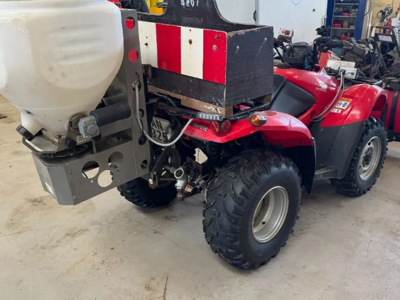Billede 4 - Honda 420 med sneplov og spreder
