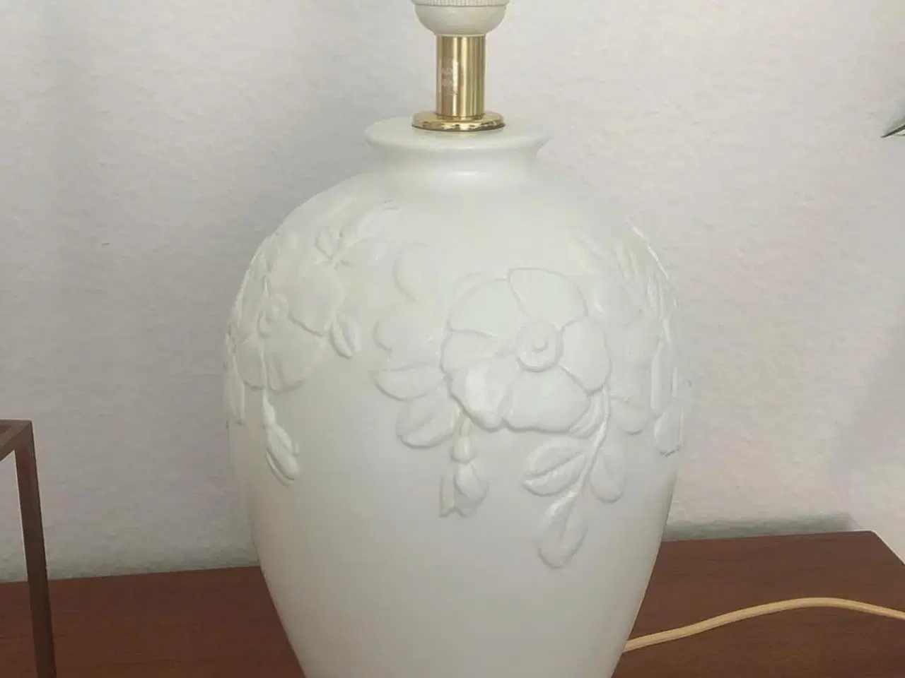 Billede 4 - Bordlampe, hvid m blomster