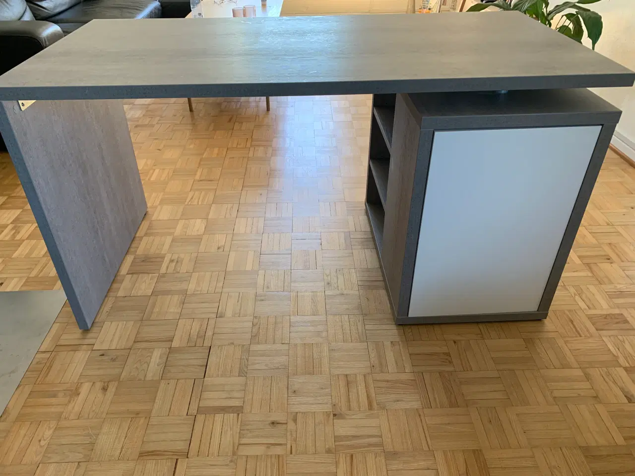 Billede 1 - Velholdt skrivebord 