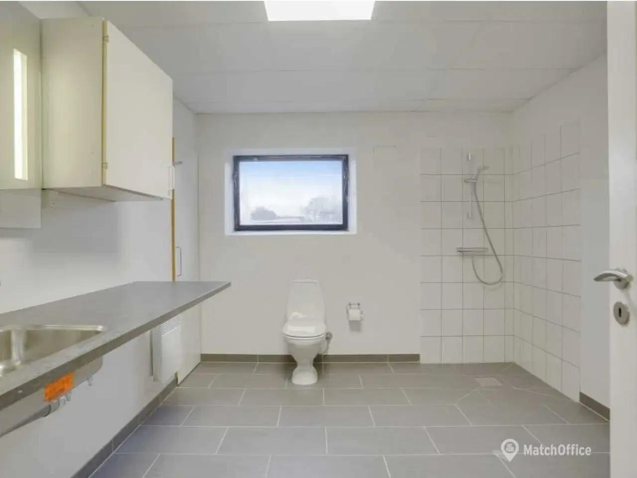 Billede 4 - Højloftet lagerlokale til leje på Sandbyvej 14.