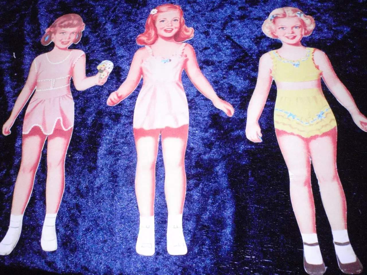 Billede 1 - 3 stykker påklædnings dukker piger 