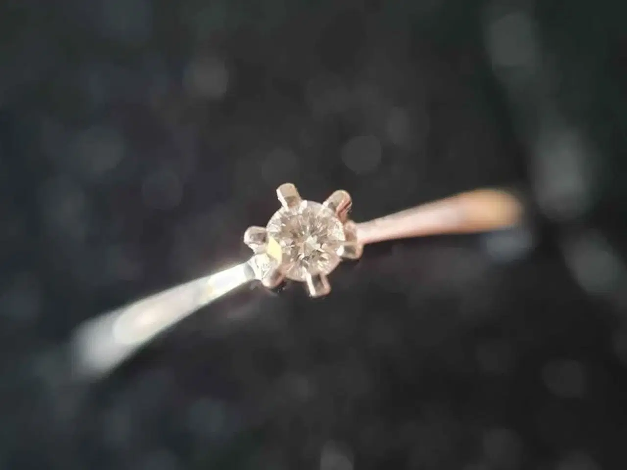 Billede 1 - 14 kt. Hvidguldsring med brillantsleben diamant