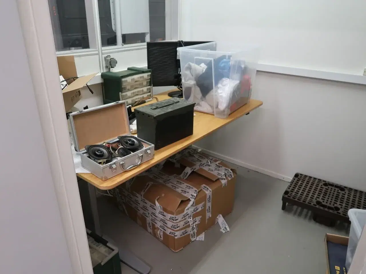 Billede 1 - Div. Elektronik, højtalere, skrivebord, merchandise m.m.