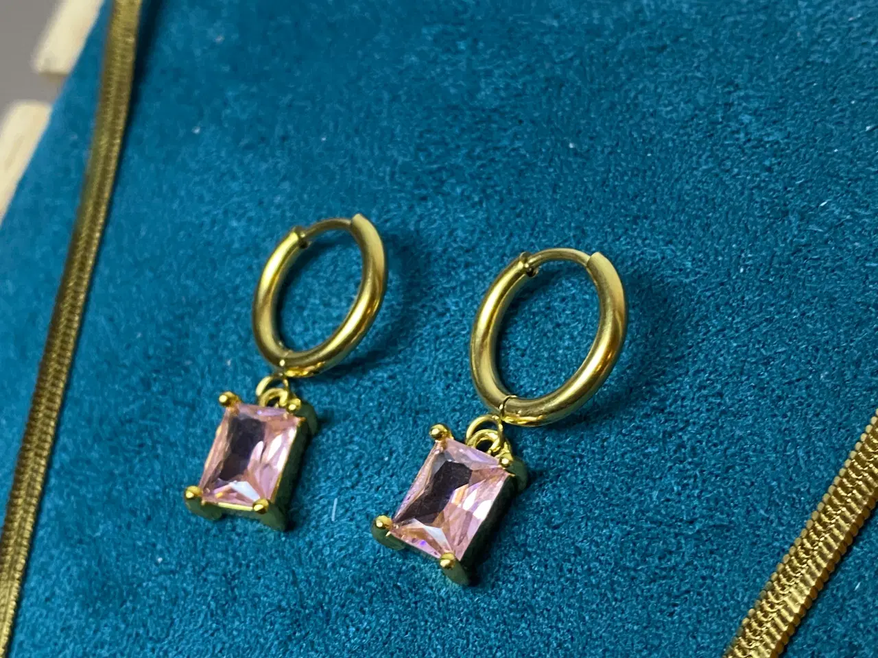 Billede 2 - Komplet Smykkesæt - Halskæde, Øreringe og Armbånd.