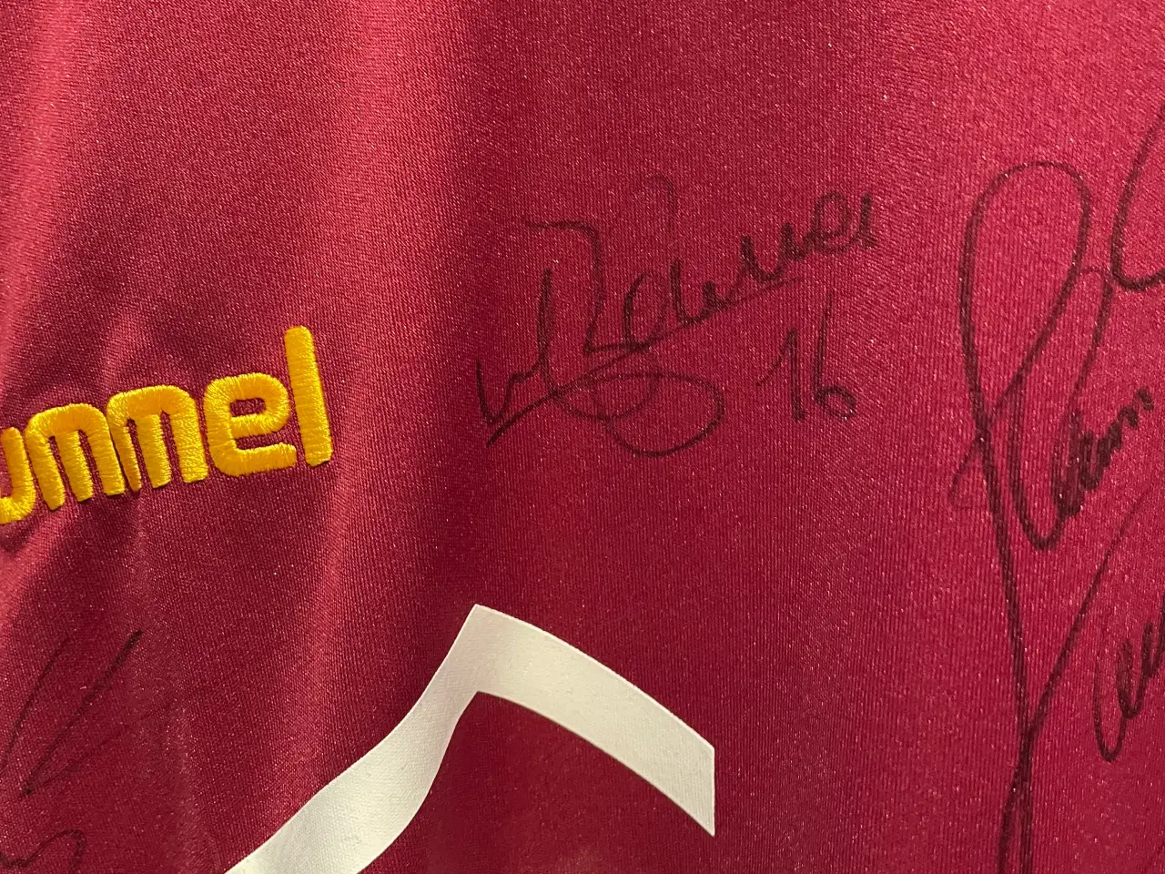 Billede 3 - Aston villa trøje med autografer fra 2005-06 fåetT