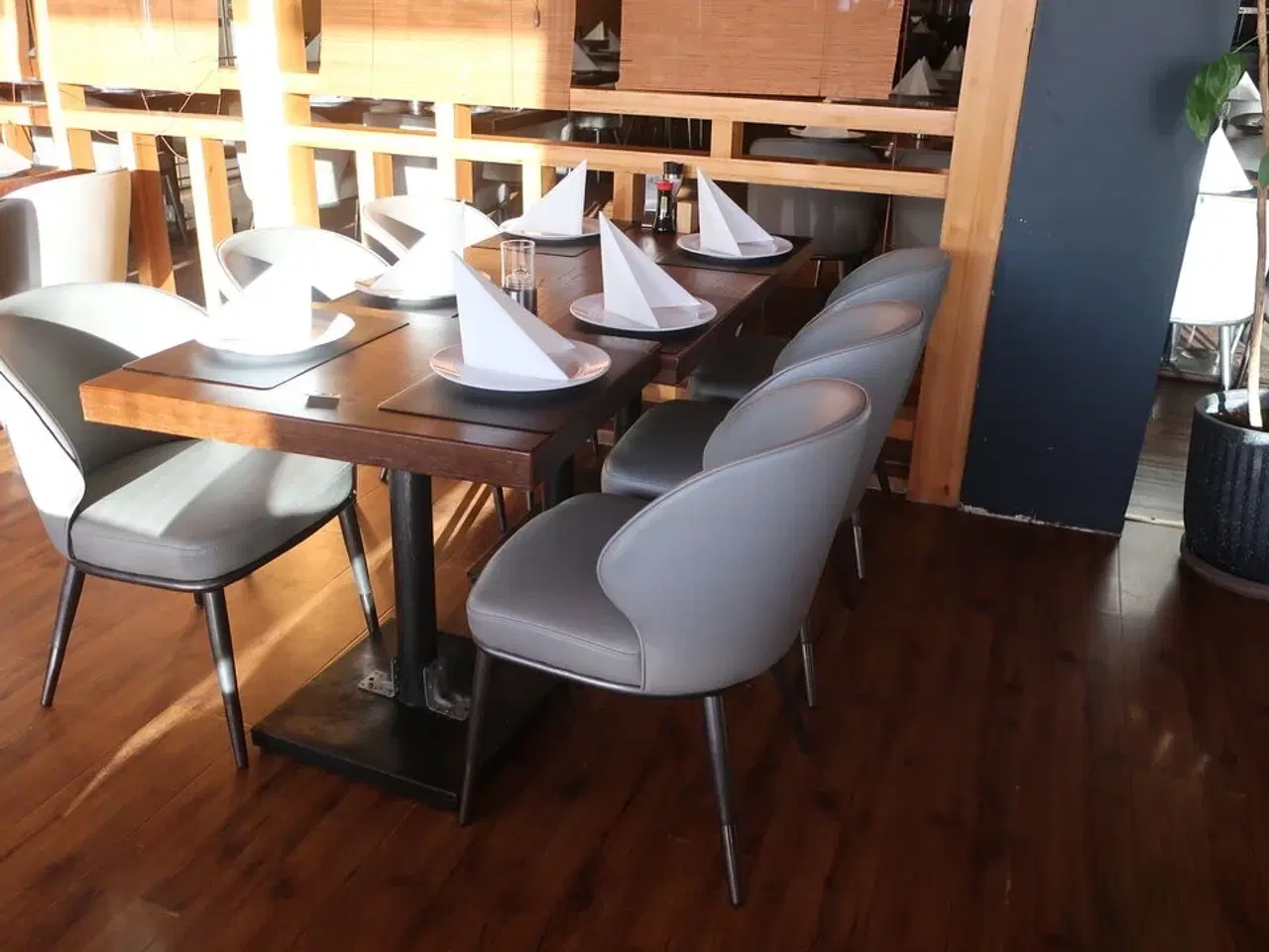 Billede 1 - 2 borde og 6 nye stole