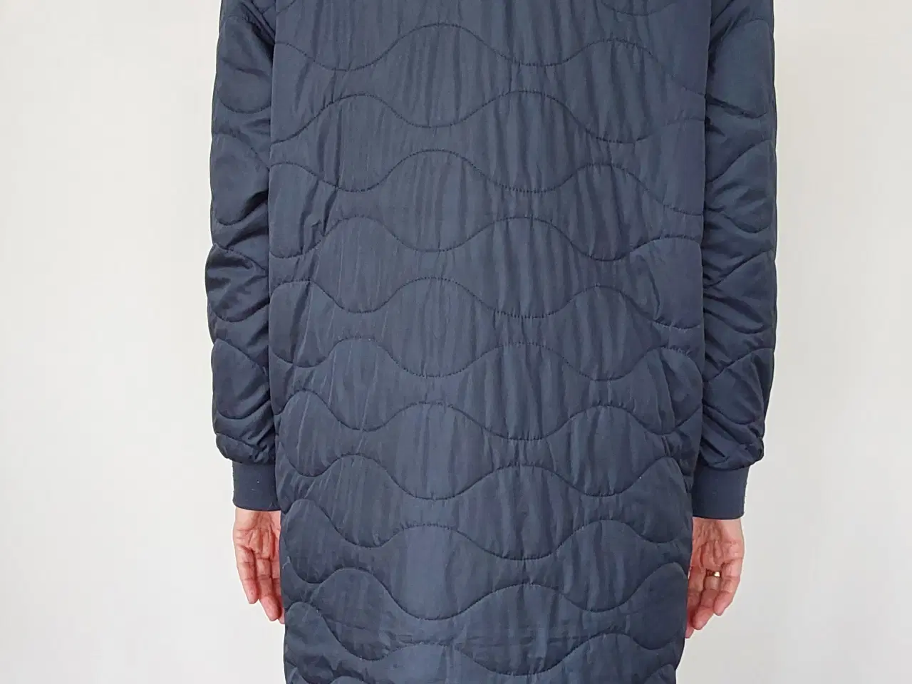 Billede 2 - Nümph quilted lang overgangsfrakke, mørkeblå.