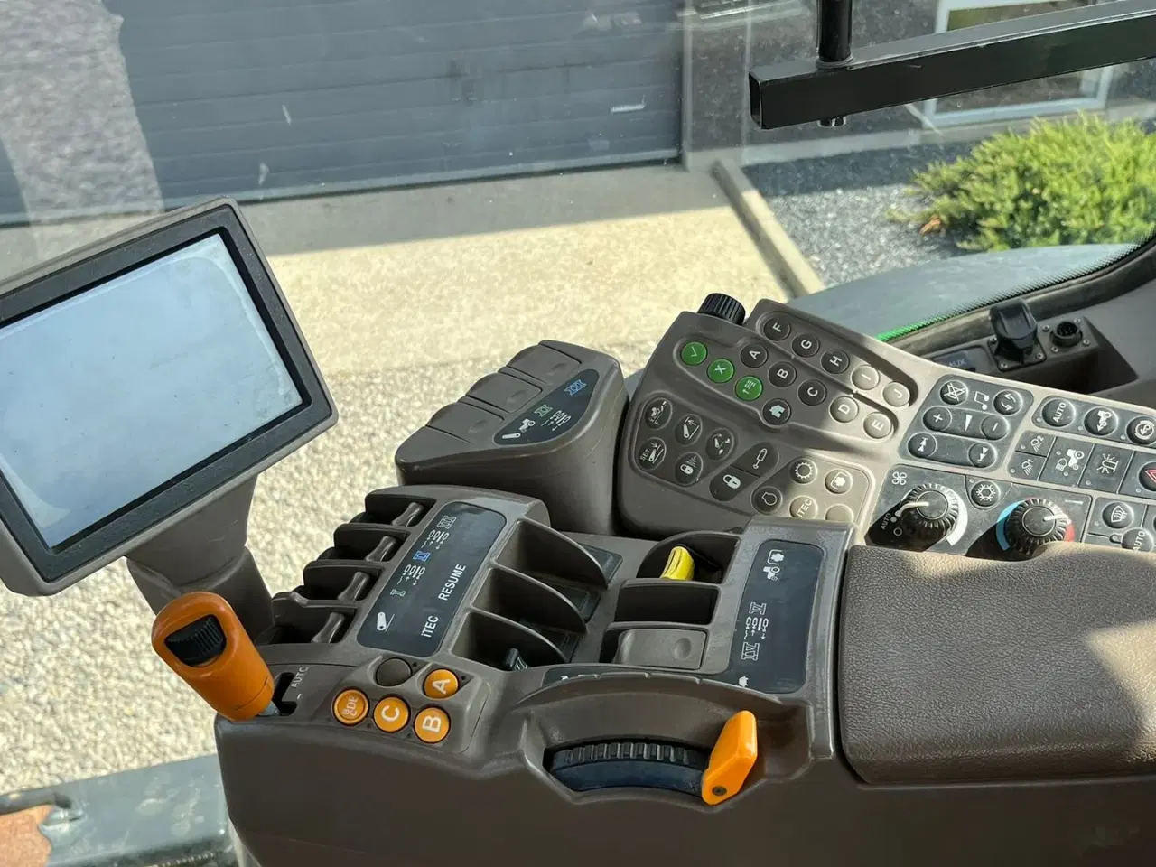 Billede 10 - John Deere 7230R Med frontlift. Stor stærk traktor til små penge