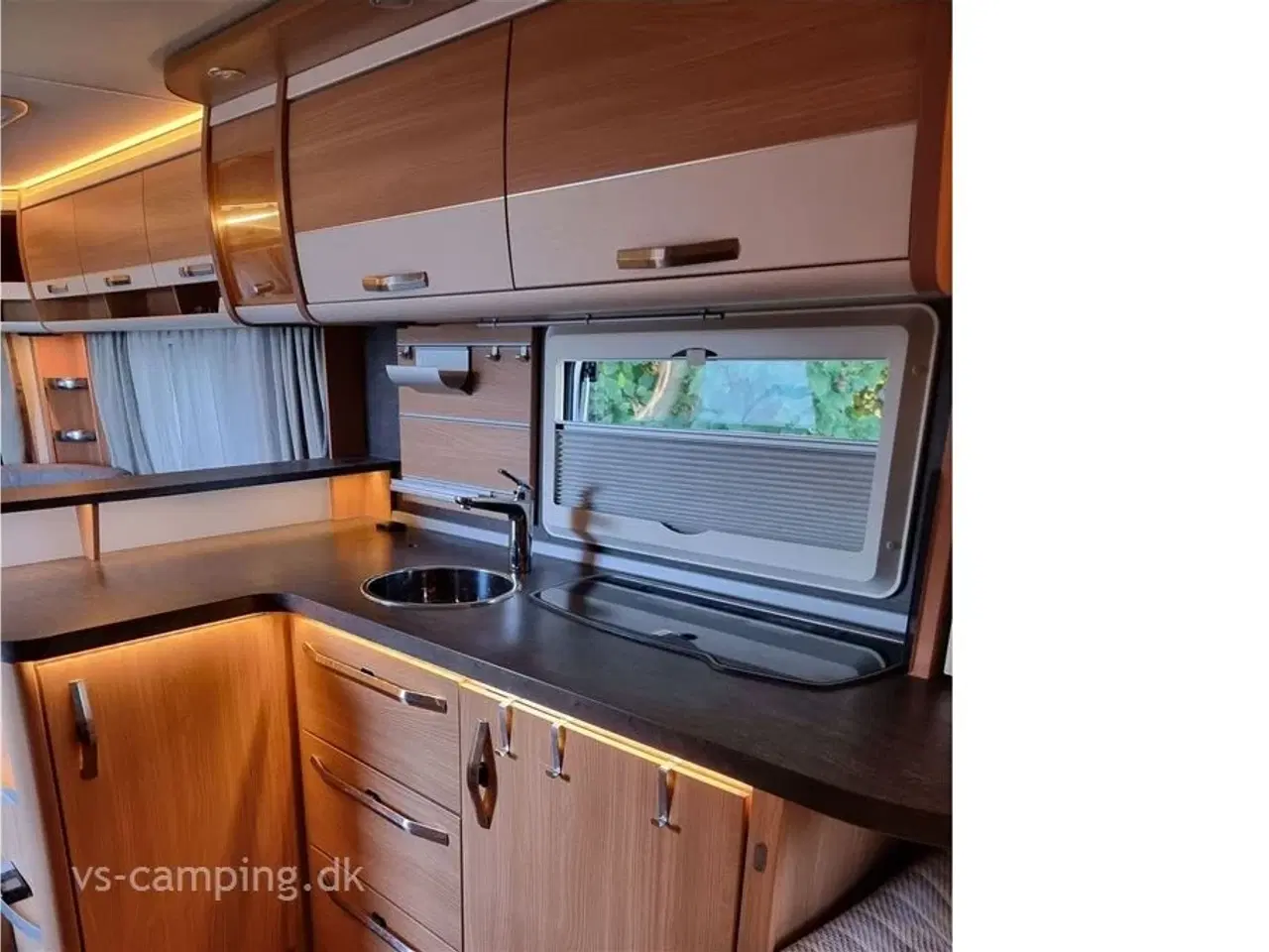 Billede 5 - 2018 - Knaus Südwind Silver Selection 590 FUS   RUMMELIG CAMPINGVOGN MED STORT KØKKEN &amp;amp; STOR RUNDSIDDEGRUPPE.