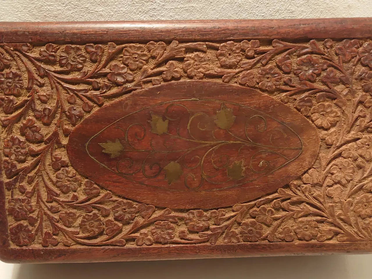 Billede 2 - Gammelt håndskåret smykkeskrin i træ. (25x15x7)cm