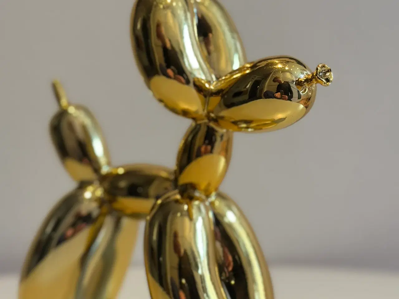 Billede 1 - Ballonhund skulptur i guld – moderne og dekorativ