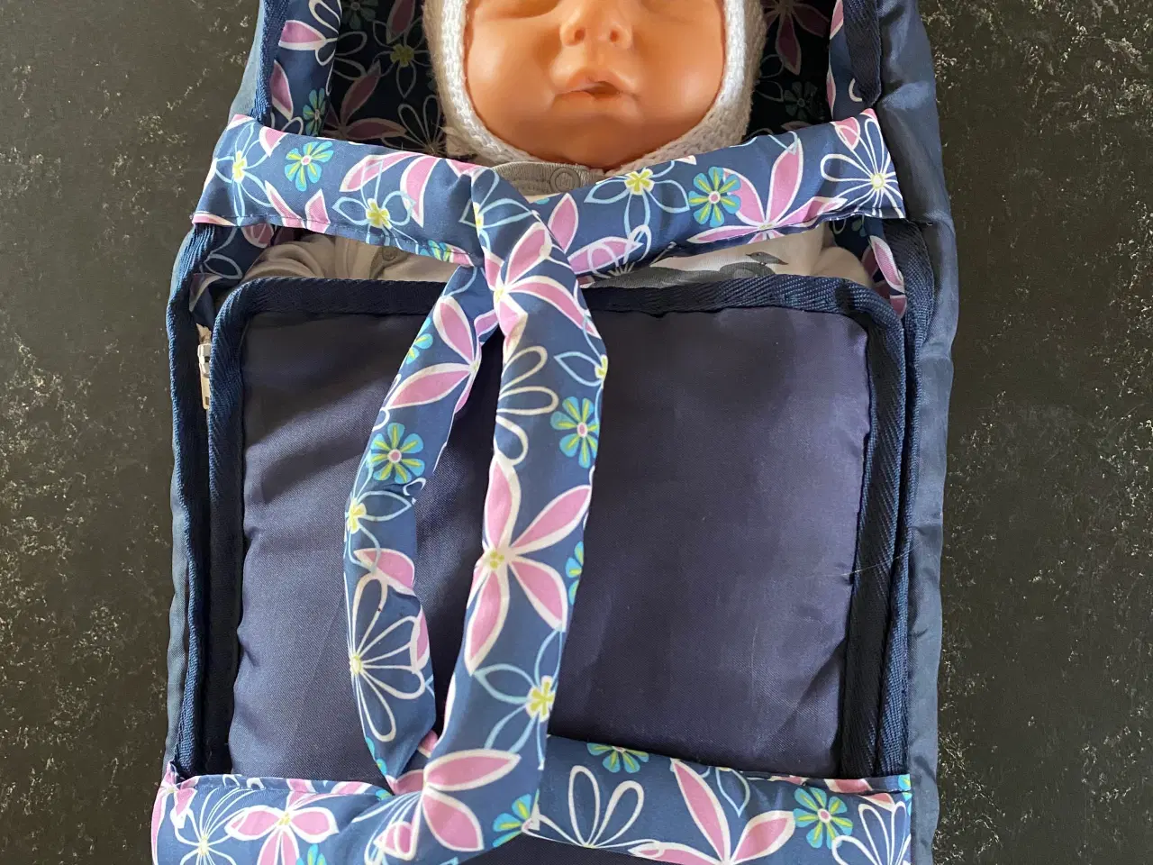 Billede 2 - Dukke med taskeseng