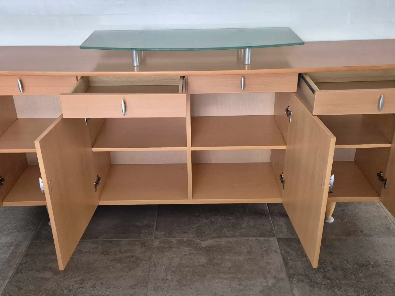 Billede 3 - Skænk I bøg m/ glasplade top.