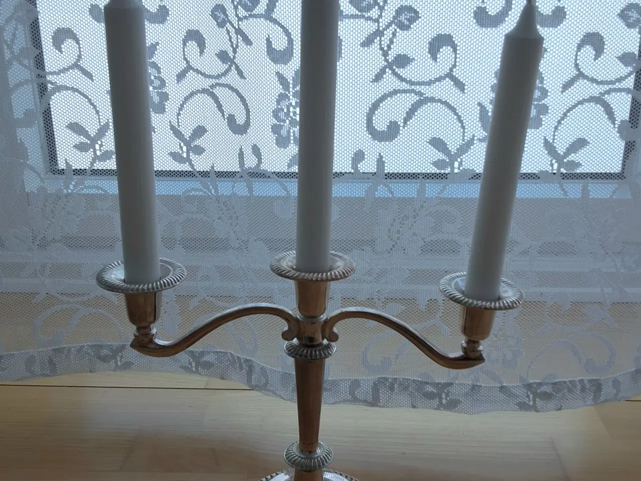 Billede 3 - Smuk og klassisk trearmet lysestage sælges