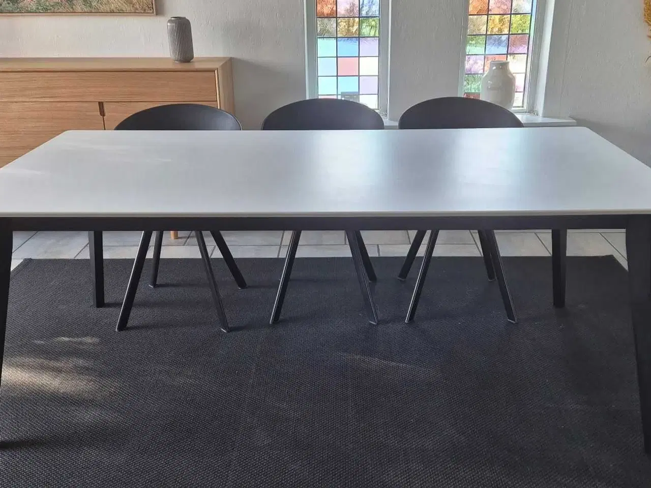 Billede 2 - Hvidt spisebord med sorte ben