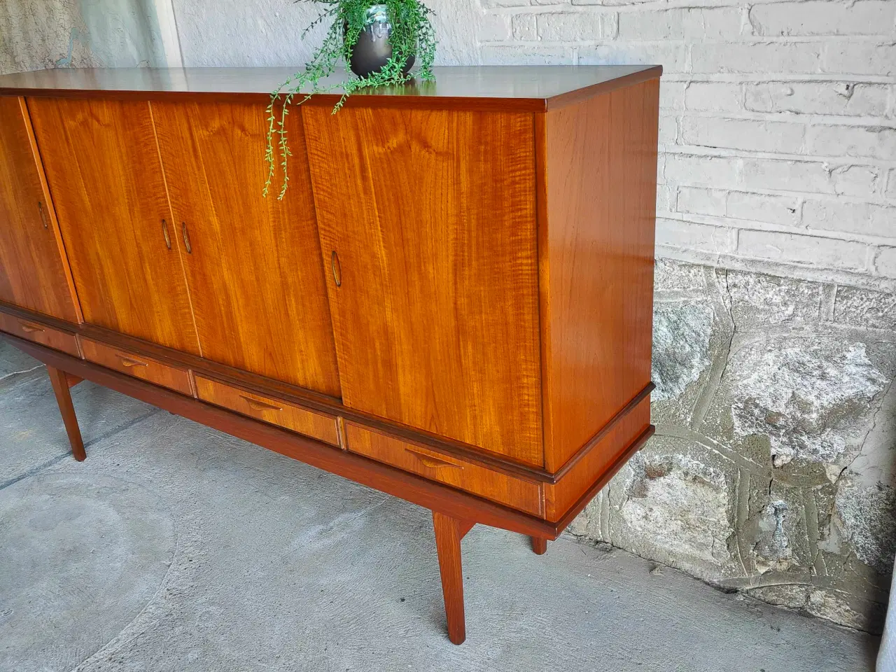 Billede 3 - Teaktræs skænk med fire skydelåger og fire skuffer