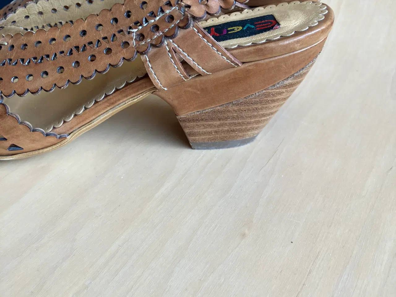 Billede 5 - Everybody skindsandal str. 37, med 5-6 cm hæl 