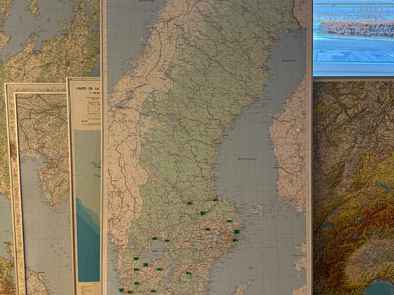 Billede 8 - Landkort - opklæbede - ny opslagstavle?