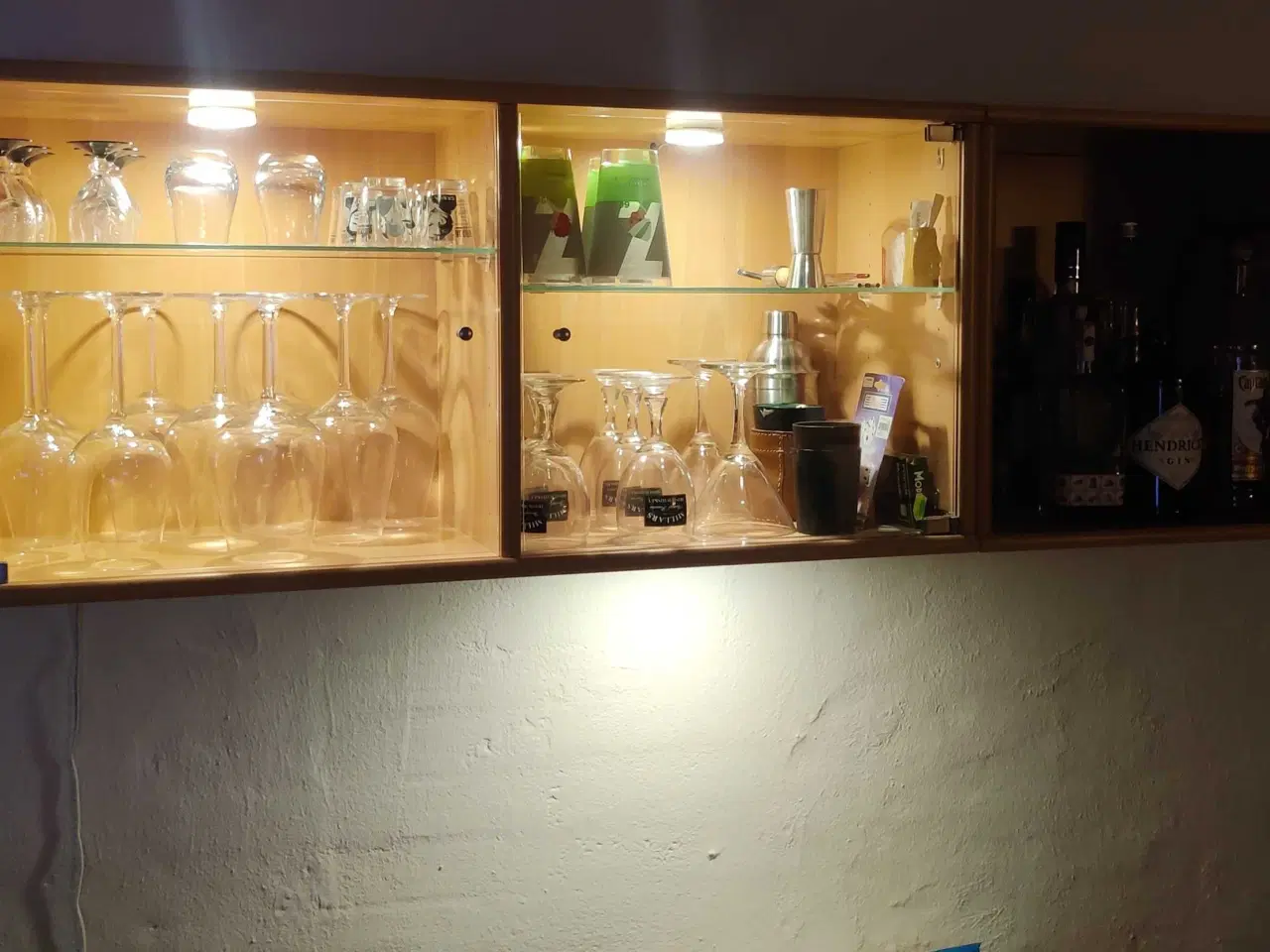 Billede 1 - Væghængt vitrineskab 