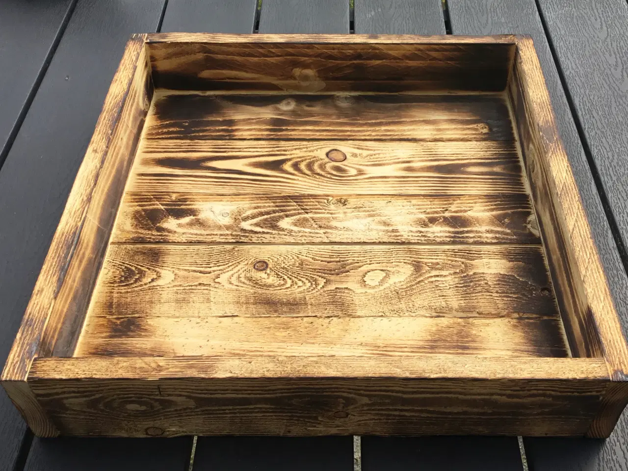 Billede 3 - Overflade brændt bakke i genbrugstræ 39,2 x 40,2
