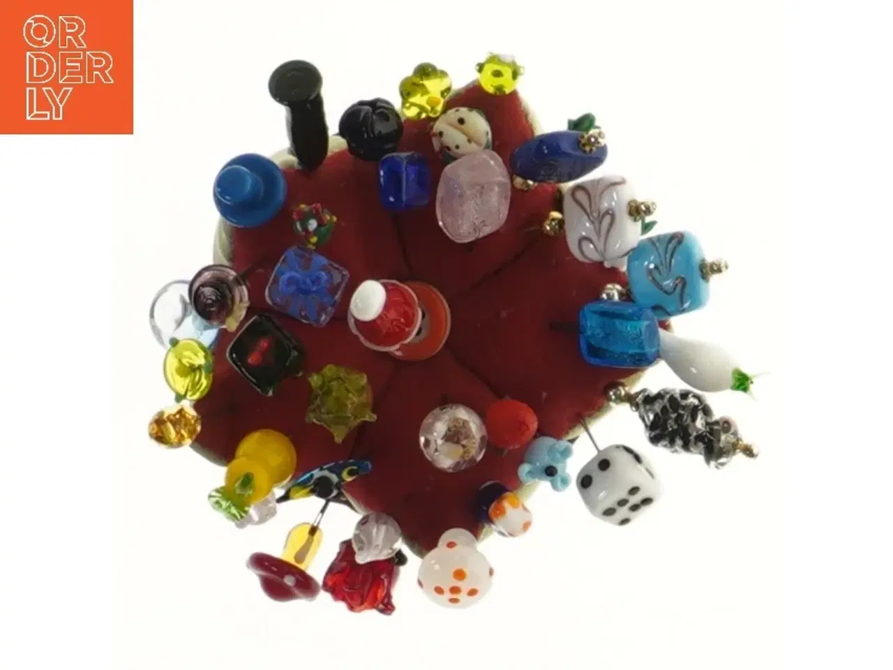 Billede 3 - Pude med dekorerede knappenåle (str. Ø 9 cm)