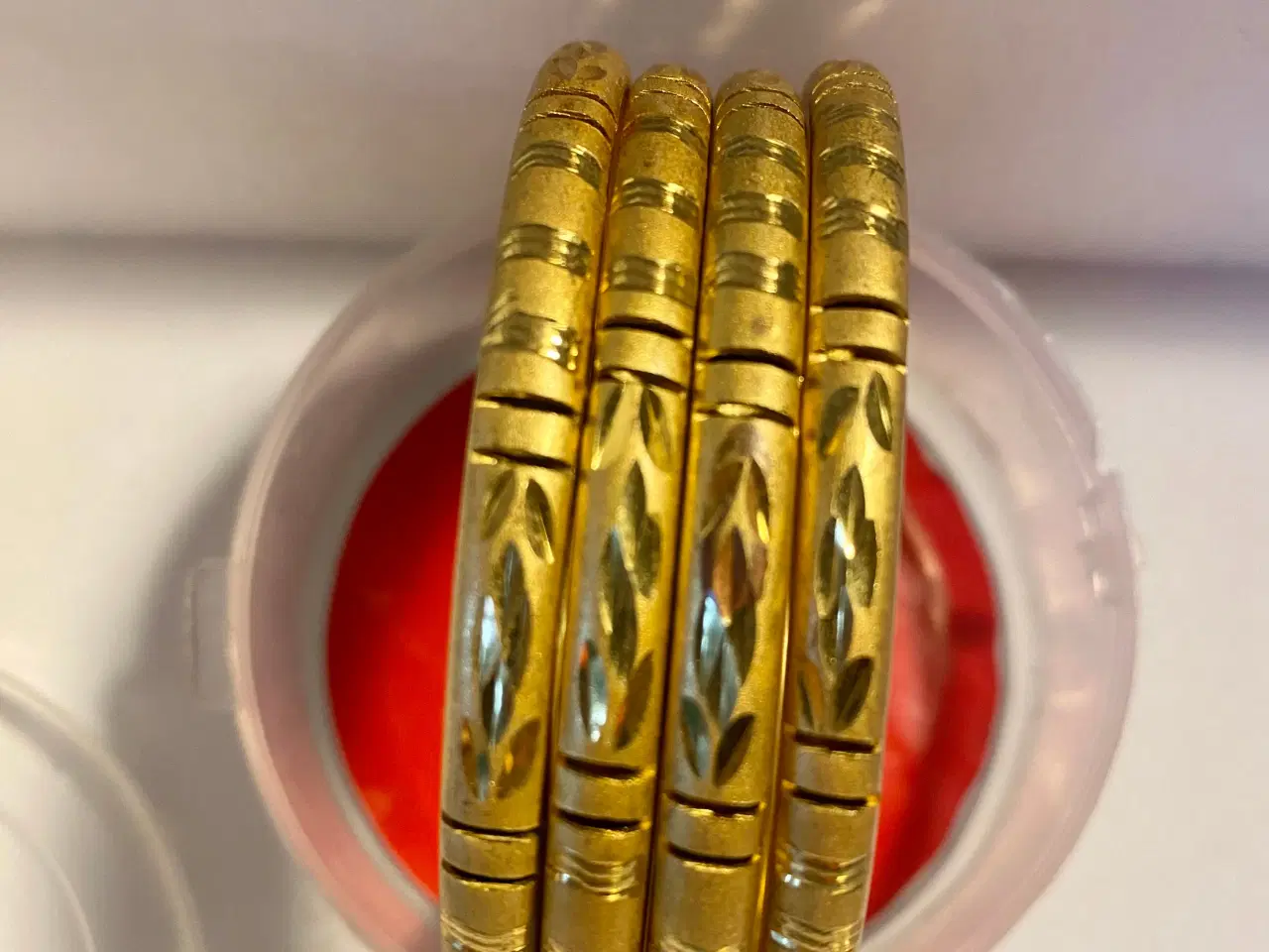 Billede 4 - Guldfarvet armbånd til salg