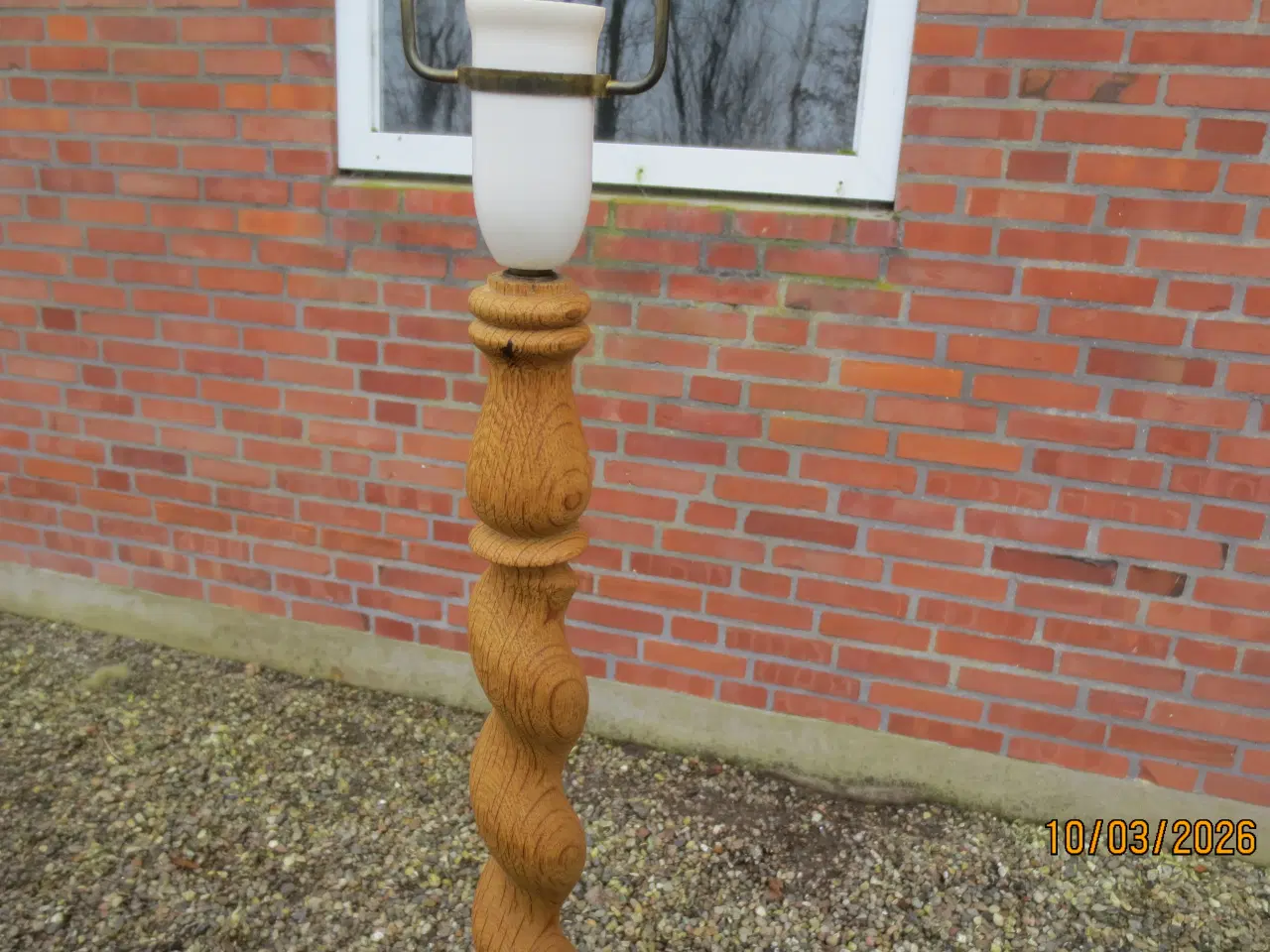 Billede 3 - 1 stk Standerlampe i Egetræ Med Udskæringer