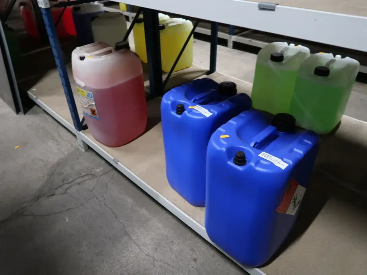 Billede 6 - Diverse rengøringsmiddel, benzin m.v.