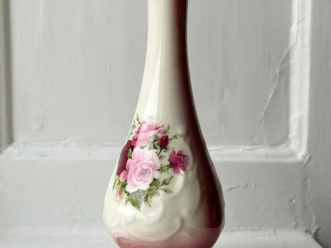 Billede 2 - Staffordshire, engelsk fajancevase m blomster