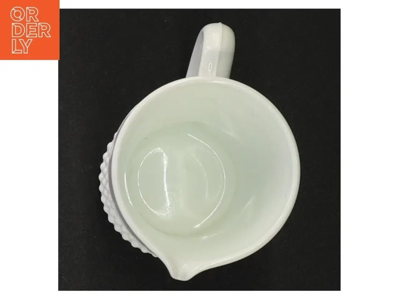Billede 2 - Hvid presset opaline mælkeglas kande med høne relief prægning (str. 10 x 9 x 6 cm)